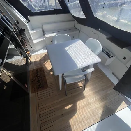 船上ホテル Beautiful And Magnific Yacht リスボン