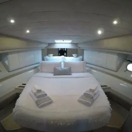 船上ホテル Beautiful And Magnific Yacht リスボン