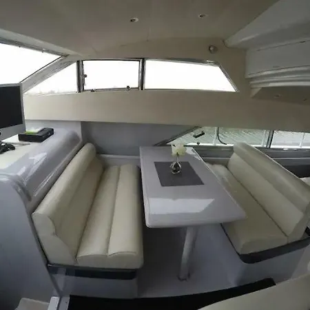 船上ホテル Beautiful And Magnific Yacht *