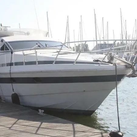 Hotel en barco Beautiful And Magnific Yacht