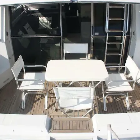 Hotel en barco Beautiful And Magnific Yacht *