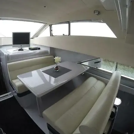 Beautiful And Magnific Yacht Hotel na wodzie