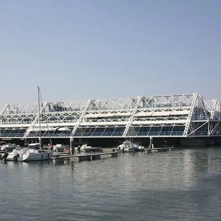 Beautiful And Magnific Yacht Hotel na wodzie *