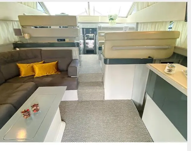 Beautiful And Magnific Yacht ליסבון