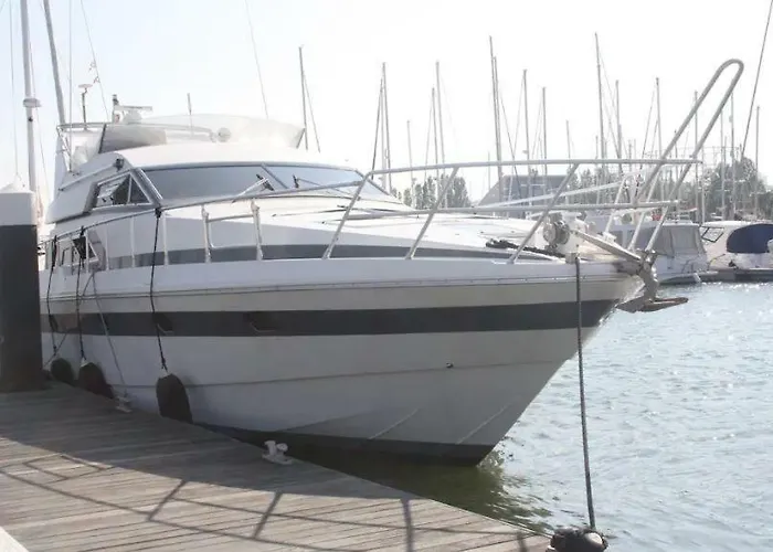 ספינת מלון Beautiful And Magnific Yacht