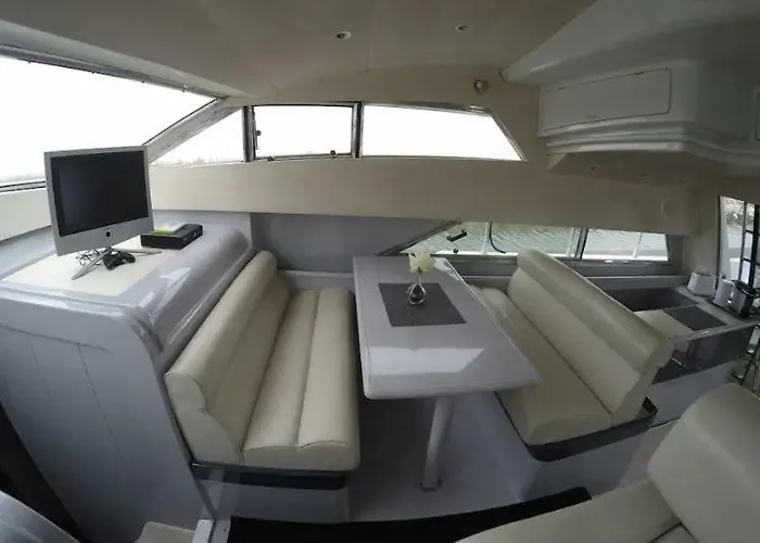 ספינת מלון Beautiful And Magnific Yacht *