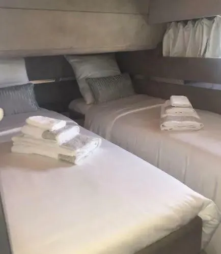 ספינת מלון Beautiful And Magnific Yacht *