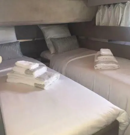 船上ホテル Beautiful And Magnific Yacht *